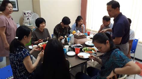 족자한국교회 주일 점심식사 및 새가족 환영 생일 축하 사진