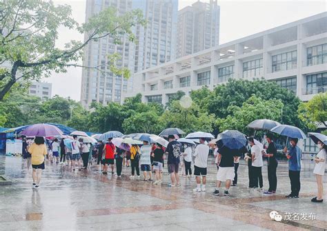 直击茂南区大规模核酸筛查现场 → 共抗疫情，市民自觉有序做核酸采样 澎湃号·政务 澎湃新闻 The Paper