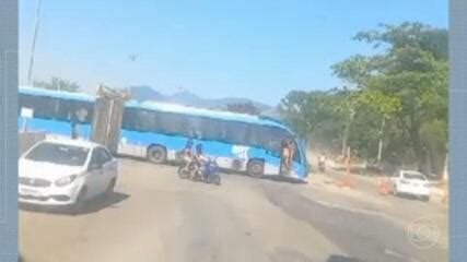 Tem gente no ônibus grita mulher de ônibus incendiado na Zona Oeste