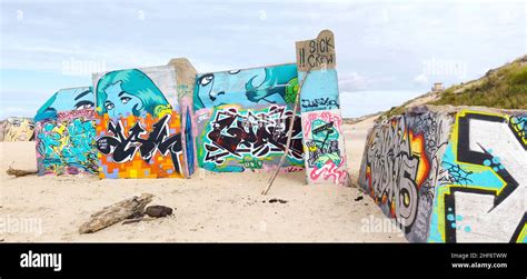 Graffitis Sur Les Murs Du Bunker Plage Le Gurp France C Te