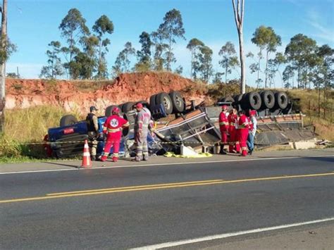 G1 Motorista morre após caminhão tombar na BR 262 em Campos Altos