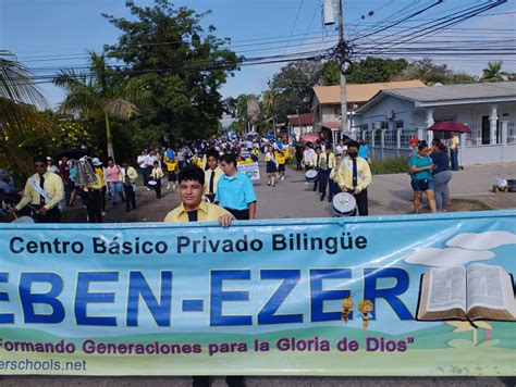 Niños De La Escuela Ebenezer Llevan La Innovación Al Desfile Patrio Con