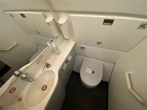 Review: Edelweiss Air Airbus A340 Business Class