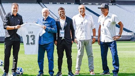 Lula recebe camisa do Corinthians do presidente e de ídolos do clube