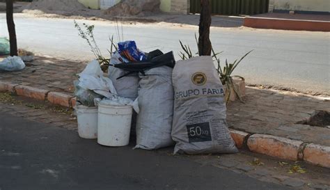 Lixo fica acumulado nas ruas do bairro Aerolândia em Picos GP1