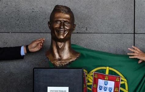 Un Busto De Cristiano Ronaldo Situado En El Aeropuerto De Madeira Desata Memes Y Burlas