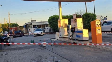 Tentata Rapina A Un Distributore A Pozzuoli Ferito Con Due Colpi Di