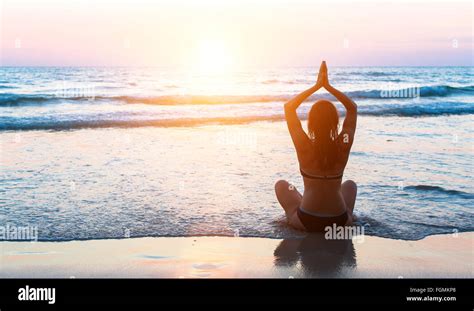 Silueta Mujer Practicando Yoga En La Playa Al Atardecer Fotograf A De