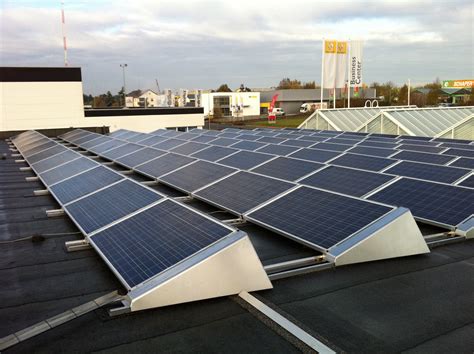 Große Photovoltaik Anlage mit neuartigem Flachdachbefestigungsystem