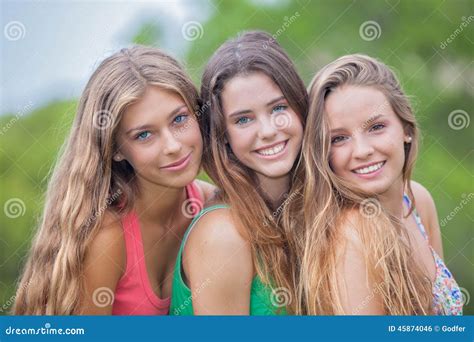 Beaux Jeunes Filles Avec Les Dents Parfaites De Peau Et Har Photo Stock