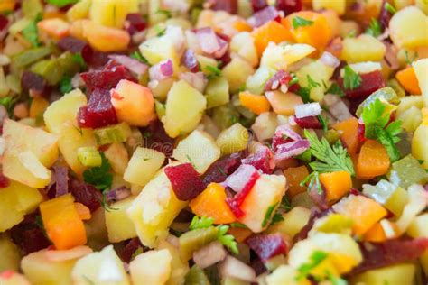 De Salade Van Aardappels Wortelen Wordt Sloeg Peterselie En Ui In