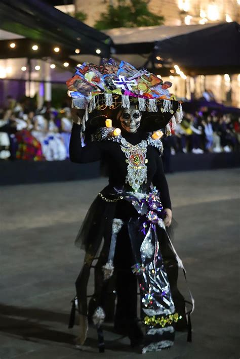 Encabeza Tere Jiménez el tradicional desfile de calaveras 2022 Viva la