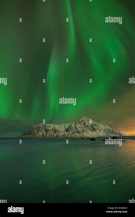 Aurora Borealis En Las Islas Lofoten Noruega Luces Verdes Del Norte