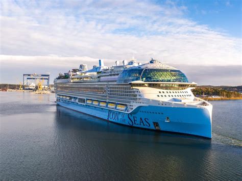 Watch the world's largest cruise ship pass under a bridge with only ...