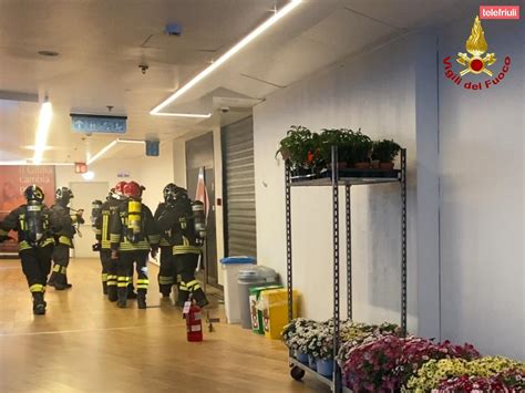 Puzza Di Fumo E Fiamme Dallo Scantinato Del Centro Commerciale Nella Notte