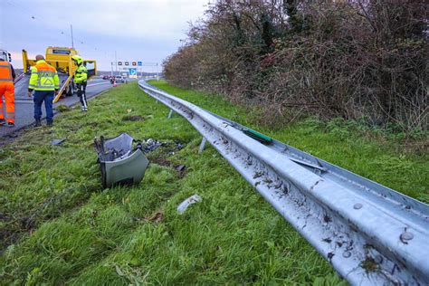 Flinke Schade Na Botsing Op Vangrail Rijksweg A R In Naarden