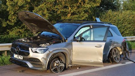 Unfall Auf Der A Bei Elmshorn Autoreifen Platzt Bei Km H Shz