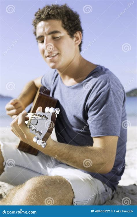 Jeune Homme Jouant La Guitare Sur La Plage Photo Stock Image Du Jour