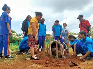 SMA Negeri 1 Amarasi Hijaukan Lingkungan Dengan Tanam Pohon SMAN 1