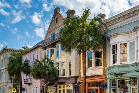 Construes E Palmeiras Ao Longo Da Rua Larga Em Charleston South