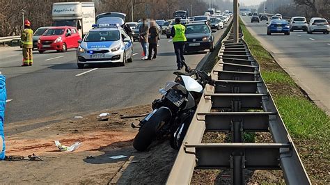 Warszawa Wypadek na Wisłostradzie Motocyklista w ciężkim stanie