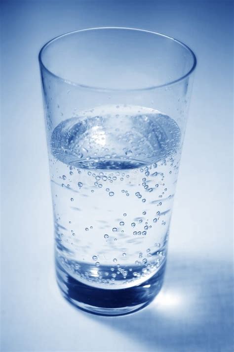 Ein Glas Mineralwasser Stockfoto Bild Von Cocktail Glaswaren 5651124