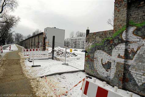 Metrowa Wyrwa W Zabytkowym Murze Na Pradze Czytelnik Alarmuje E