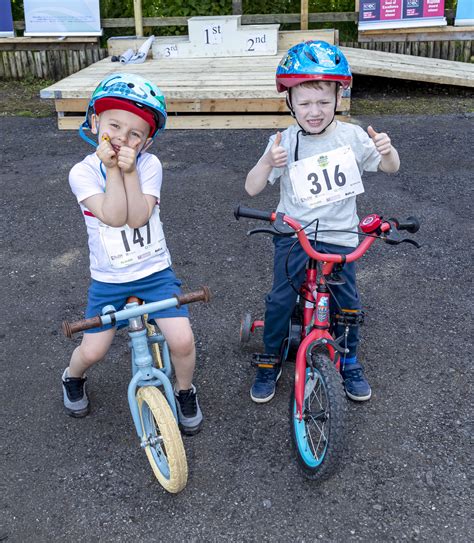 Hundreds of runners take on Seskinore 5k in the sun | We Are Tyrone