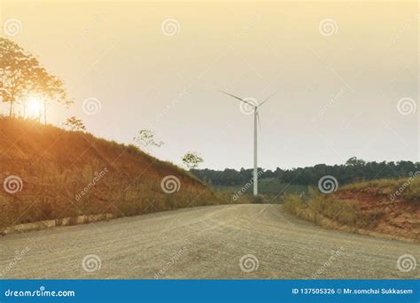 Turbina E Lica Produzindo A Energia Alternativa Foto De Stock Imagem