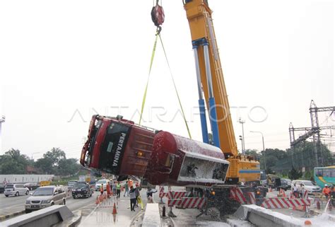 EVAKUASI TRUK TANGKI PERTAMINA ANTARA Foto