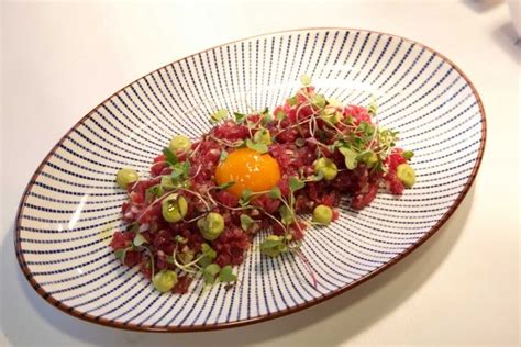 Tartar de atún rojo con yema de huevo de corral y espuma de guacamole