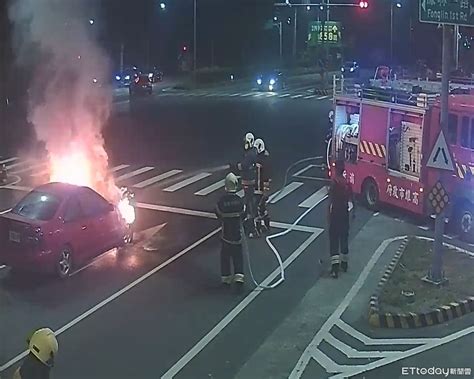 引擎室開炸秒成火球畫面曝！ 女深夜停紅綠燈「火燒車」驚逃命 Ettoday社會新聞 Ettoday新聞雲