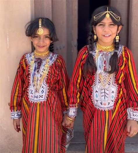 Traditional Dresses From Sur City, Oman 🇴🇲 | Omani clothing ...