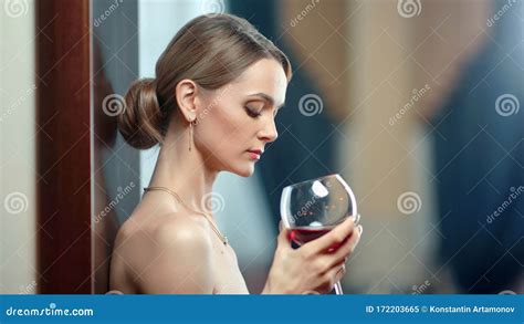 Close Up Naked Woman Posing Holding Bocal Of Wine Shot On RED Raven 4k