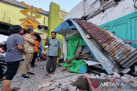 Dampak Gempa Di Tuban 5 Bangunan Di Surabaya Roboh GenPI Co