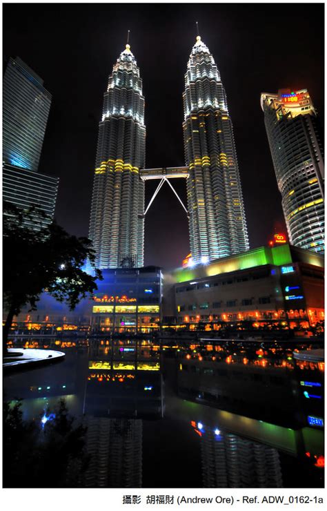 Twin Tower Klcc 雙峰塔 雙峰塔（twin Towers）是兩棟位於馬來西亞吉隆坡市中心的摩天大樓 Flickr