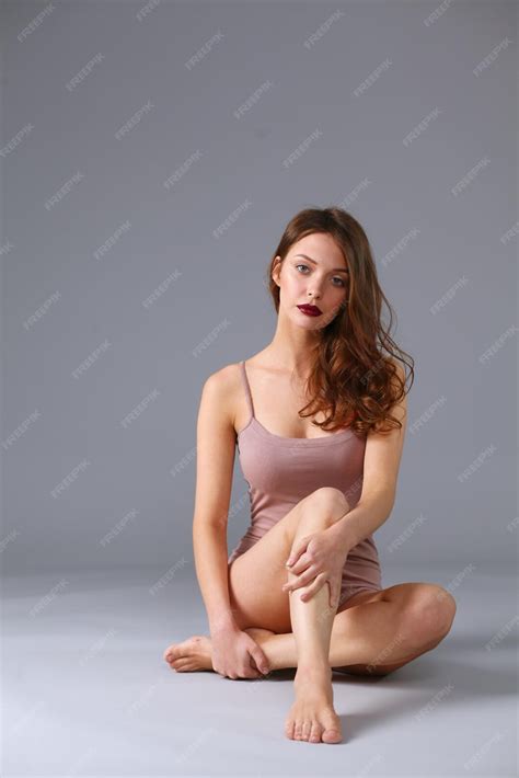 Belle Femme Aux Pieds Nus Assise Sur Le Sol Belle Femme Aux Pieds Nus