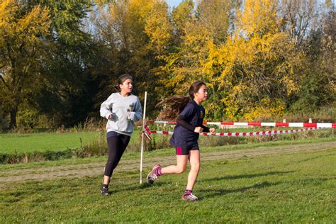 Fotos gratis para caminar persona prado corriendo país Europa