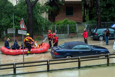 Dramáticas Imágenes De Las Inundaciones En Italia El Desborde De 14