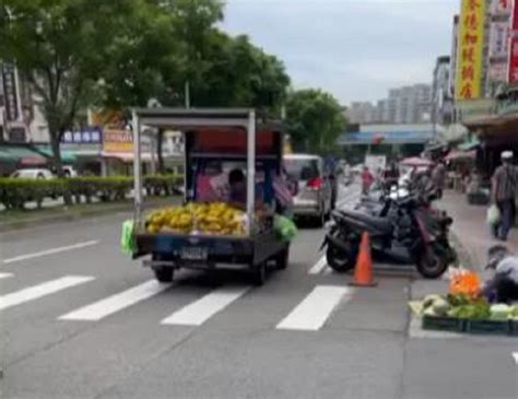 【有片】發財車囂張占馬路賣芒果 竟脫口「不買去x幹」