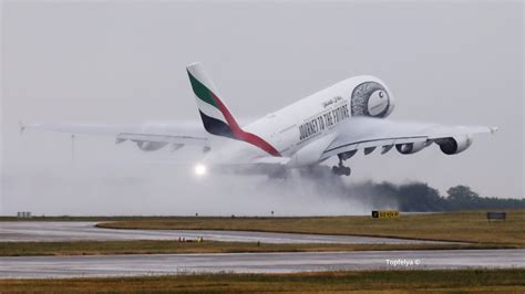 Espectacular Despegue De Un A380 De Emirates En Pista Mojada Noticias