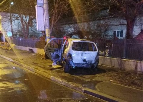 FOTO VIDEO Un autoturism a luat foc după ce a intrat violent într un