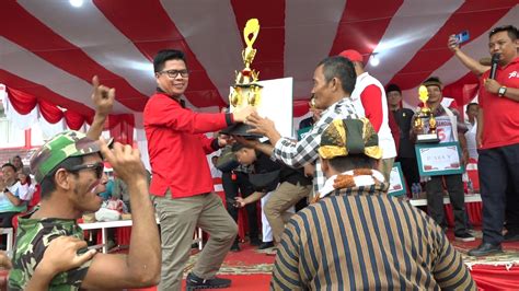 Bupati Satono Serahkan Hadiah Pemenang Pawai Pembangunan Yang