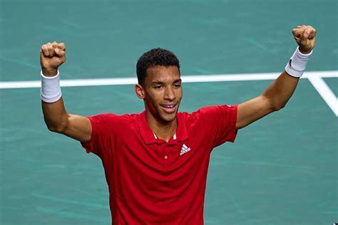 Tennis News Watch Felix Auger Aliassime Hugs Dad After Davis Cup