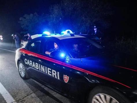 Bari Sparatoria All Alba 20enne Ferito Alla Gola Dalle Schegge Del