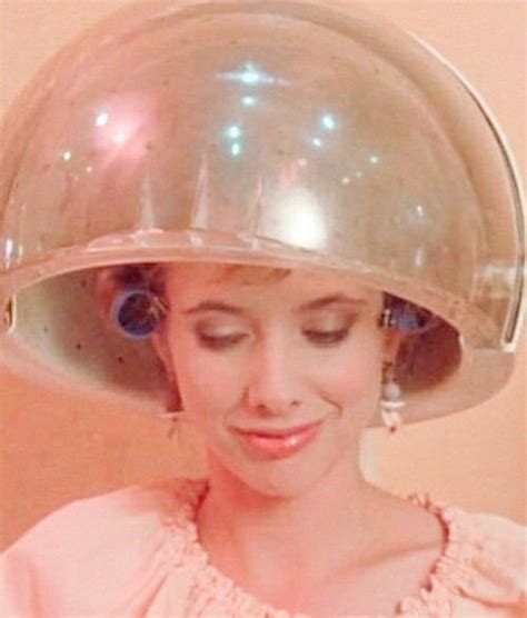 jeune femme sous le casque sèche une mise en plis Vintage hair salons