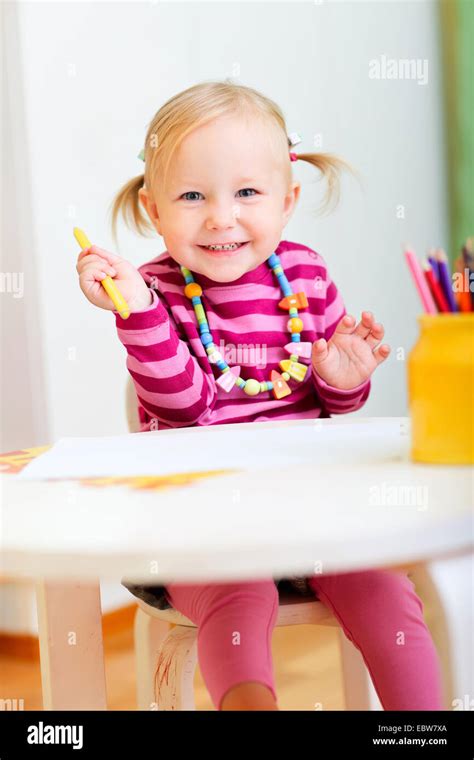 Une Petite Fille Dessin Avec Des Crayons De Couleur Photo Stock Alamy