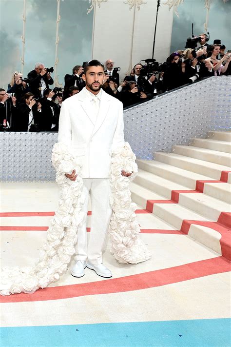 Bad Bunny es una visión de blanco en la MET Gala 2023 con un traje y