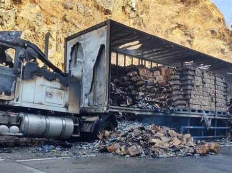 Se incendia tráiler cargado de cervezas en la Autopista del Sol en Guerrero