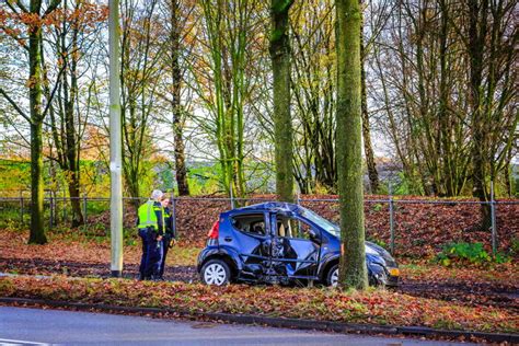 Automobilist Vliegt Uit De Bocht Zielhorsterweg Amersfoort